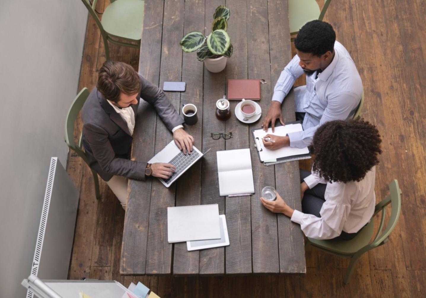 Espace de travail avec données financières et analyses